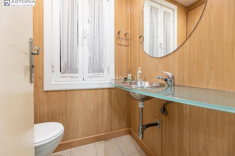 Foto 845b54d1-85db-48c0-9974-92ef86024c5e. Piso gran vivienda en plaza los campos 7 habitaciones en Granada