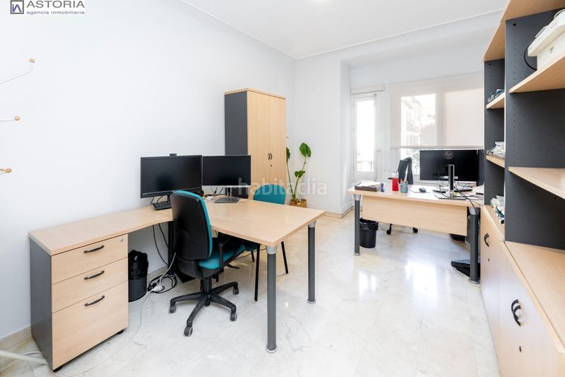 Foto 84ed1e78-a1c6-4510-96e5-a59d413e495b. Piso gran vivienda en plaza los campos 7 habitaciones en Granada