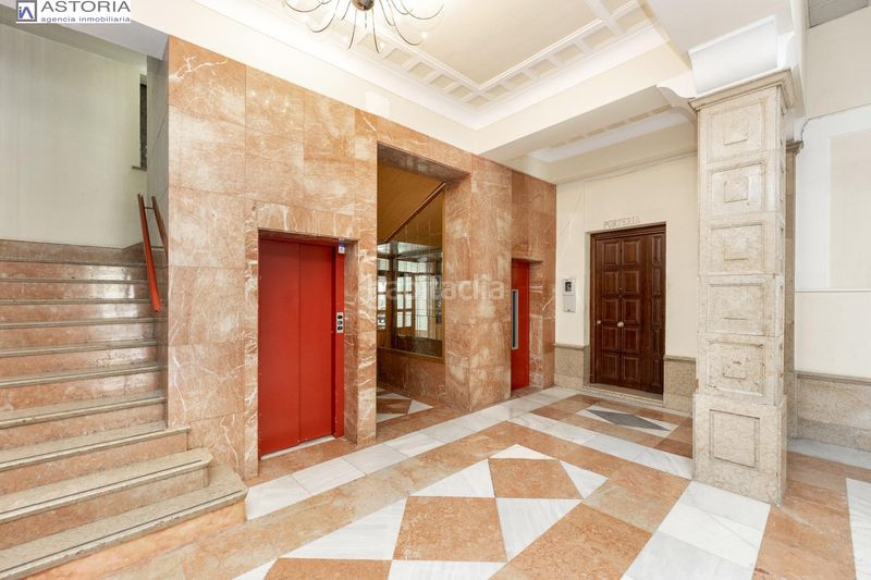 Foto 9e0cdbfd-ce71-45e6-98d5-a18b1f8dc014. Piso gran vivienda en plaza los campos 7 habitaciones en Granada