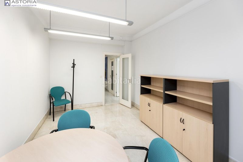 Foto c650facb-68e9-4fb6-a6f0-8acf244d4052. Piso gran vivienda en plaza los campos 7 habitaciones en Granada