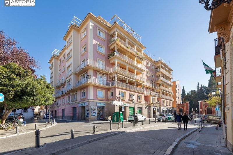 Foto cdbb6691-5478-4b39-b39b-e8836cfa9d47. Piso gran vivienda en plaza los campos 7 habitaciones en Granada