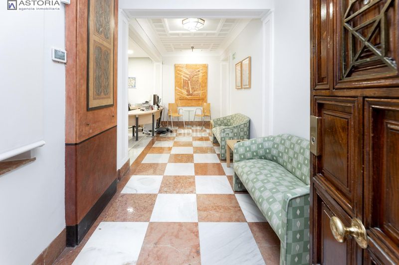 Foto f5525b4b-c615-4297-b3e4-8f67585ef588. Piso gran vivienda en plaza los campos 7 habitaciones en Granada