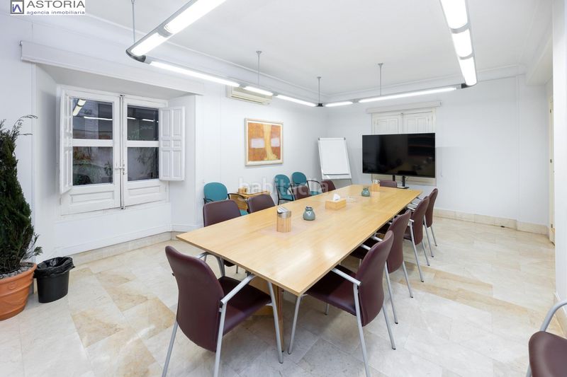 Foto f7bc0a55-798f-4621-b38d-683e9b8525c1. Piso gran vivienda en plaza los campos 7 habitaciones en Granada