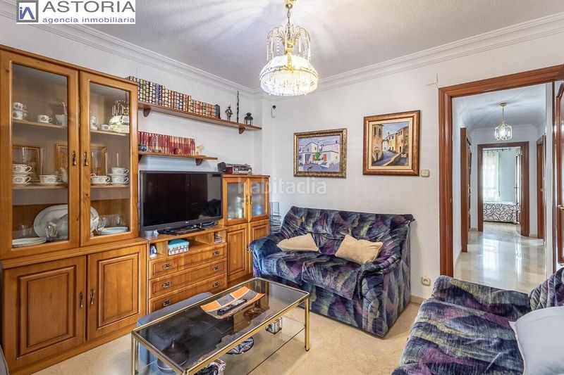 Foto 0021a029-a63a-4ddd-a28a-aa7c59521ed4. Pis amb aparcament a Pajaritos Granada