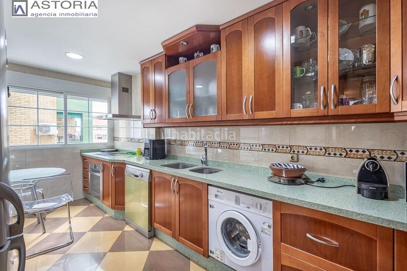 Foto 080622b1-2f3d-4cf6-a3e0-201de44decb2. Pis amb aparcament a Pajaritos Granada