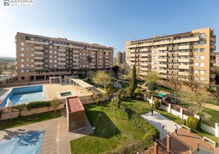 Pis  Calle calle mecina-bombarón. Espacioso piso en urbanización con jardines y piscina a un paso