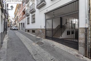 Aparcament cotxe a Calle agua de cartuja 36. Garaje en venta en magnífica zona.