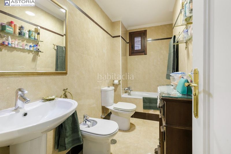 Foto 2e5b01c0-574c-40df-adf2-86c0166d95c2. Casa aparellada amb calefacció aparcament a Barrio de Albaicín Granada