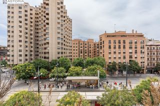 Piso  De la constitucion. Amplio piso en constitucion con tres plazas de garaje