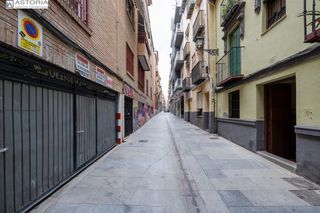 Posto auto in Calle cruz 42. Se vende plaza de garaje para coche pequeño junto plaza gracia y
