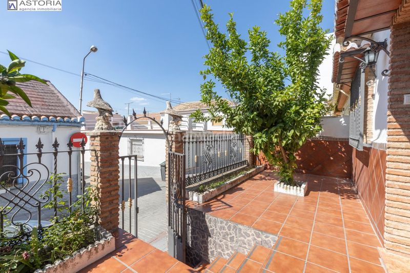 Foto 6f80df38-c3a8-4c12-a68d-35e57e7be323. Casa amb aparcament a La Zubia Ciudad Zubia (La)