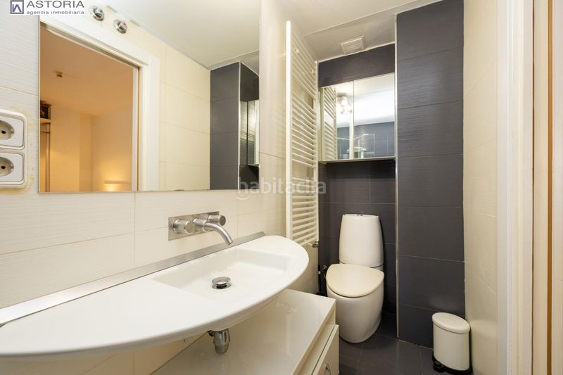 Foto 490c1b98-a360-48b3-8427-719e4f944e46. Planta baixa amb calefacció aparcament piscina a Granada