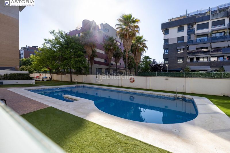 Foto b8dcabbc-ed59-4e15-8b1b-c221c6e37998. Planta baixa amb calefacció aparcament piscina a Granada