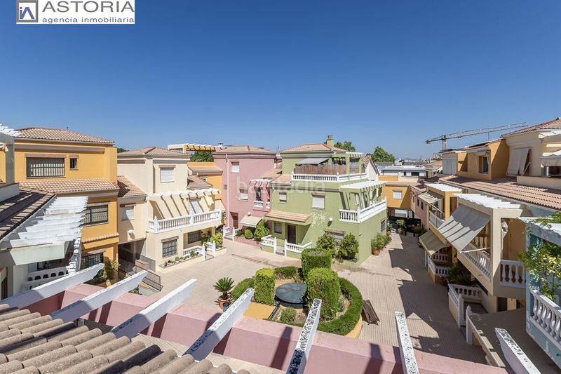Foto 4c40d512-c2d5-4c45-b4c4-0b4bd9c95bea. Casa adossada amb aparcament a Bola de Oro Granada