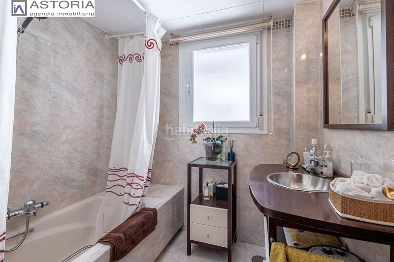 Foto ab78f14b-74e1-46a3-9184-16a2e34fc69d. Casa adossada amb aparcament a Bola de Oro Granada