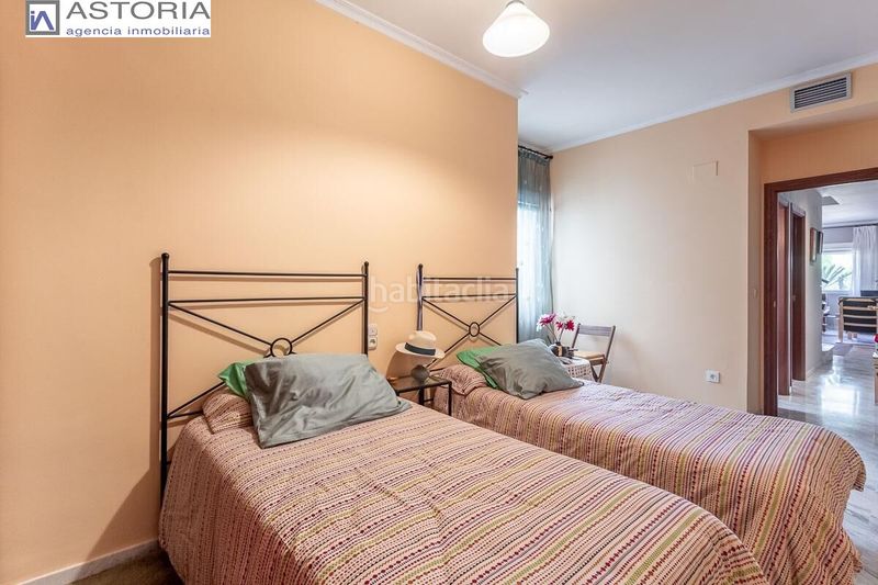 Foto b85a0010-a91a-4fe9-9b49-fe06dbaf4300. Casa adossada amb aparcament a Bola de Oro Granada