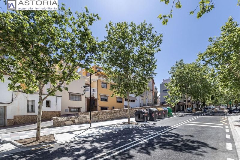 Foto d2a1b402-0255-46c8-a7d0-9ca1052994f7. Casa adossada amb aparcament a Bola de Oro Granada