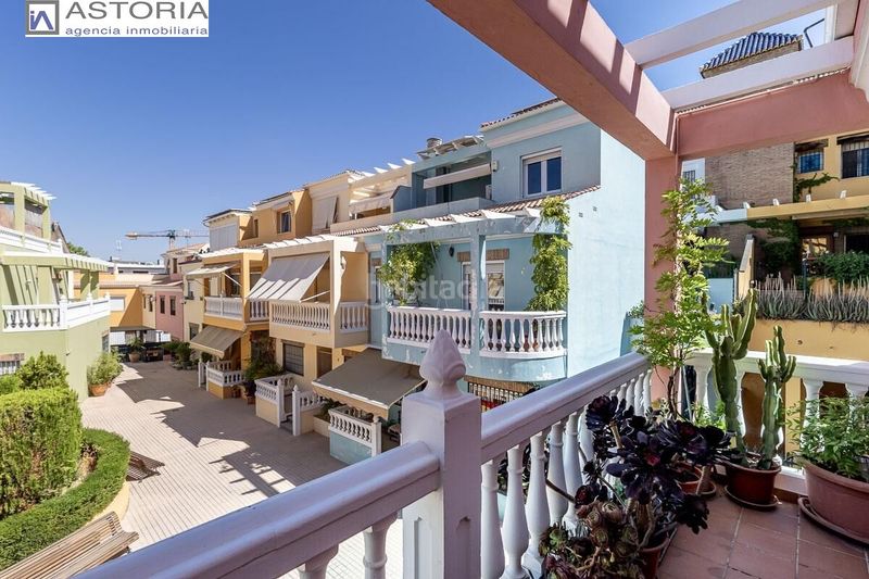 Foto daa9c3a3-9690-4f95-bd67-fcb45c39338e. Casa adossada amb aparcament a Bola de Oro Granada