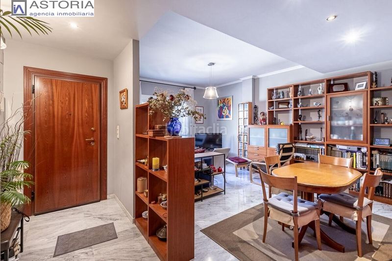 Foto e3a0f776-7504-4e73-8e17-0ac72f61a585. Casa adossada amb aparcament a Bola de Oro Granada