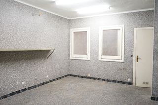 Local Comercial  Carrer de vinyals. Local comercial. dos plantas y montacargas