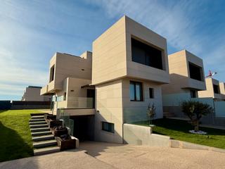 Casa pareada en Los Satélites-Roza Martín. Exclusivo chalet de nueva construcción (2023) en parcela de esqu