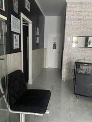 Local commercial à Arcos de la Frontera. Local com. en venta en barrio bajo, 4 despachos.