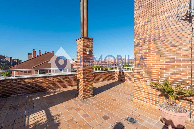 Foto 521bda55-bec7-4b05-95a2-d3ada1fbd161. Dachwohnung mit heizung pool in Media Legua Madrid