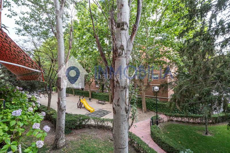 Foto dacfbedb-c4e6-4f9c-9621-c40d894c4e57. Pis amb calefacció aparcament piscina a Mirasierra Madrid