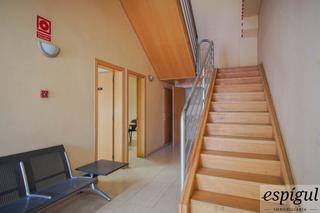 Rent Office space in Cartellà 27. Oficina en alquiler en domeny, girona.