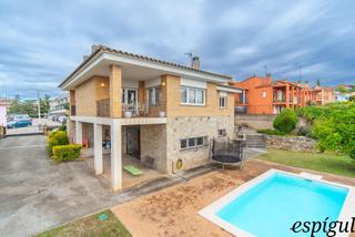 Casa  Calle montjovi. Casa de cuatro habitaciones, piscina y gran terreno en montjuc