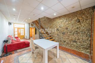 Semi detached house  Major. Casa adosada con jardn privado y estudio en calle major de salt