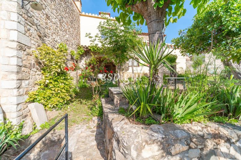 Foto 9de1aea6-337e-4593-af52-bdf342b29514. Semi detached house with heating parking in Sant Daniel Girona