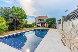Casa a La Floresta. Casa en venta con piscina en el golf de sant cugat