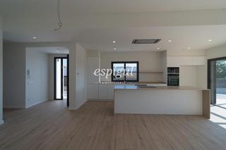Casa  Doctor josep maria corominas. Exclusiva casa de obra nueva en planta baja con jardín en banyol