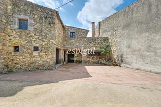 Casa  Cal soldat. Masía única del siglo xvii con historia y confort moderno