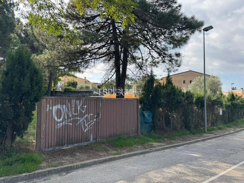 Foto f77f1931-a13f-4683-8961-f8d7448aaaf6. Terreny residencial a Montjuïc Girona