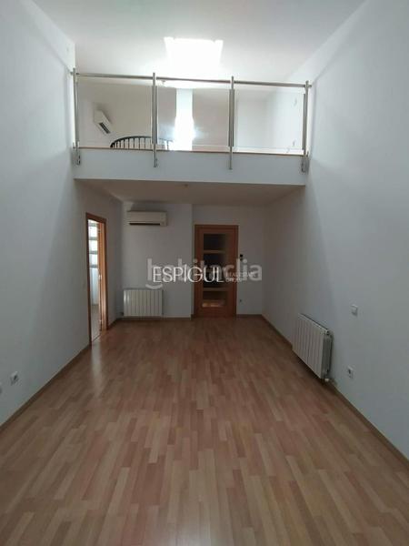 Foto a3f5b3aa-0f88-49ef-bcb6-502ae9fcf79a. Dúplex piso áticodúplex exclusivo en calle santa maria en Girona