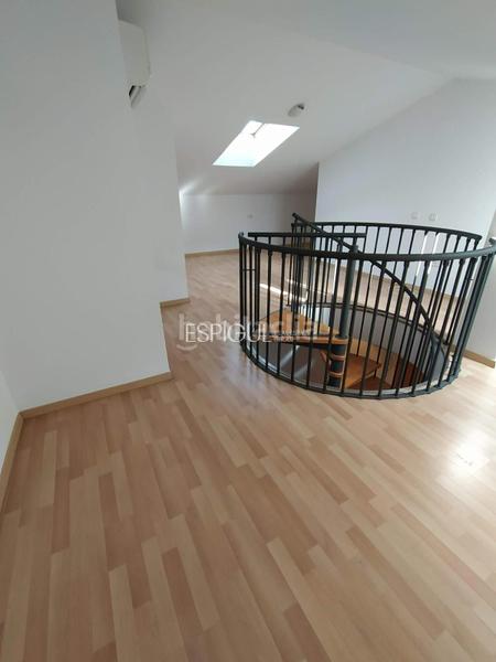 Foto d9a4887d-301e-45f7-b0f7-f5d6dae28cbf. Dúplex piso áticodúplex exclusivo en calle santa maria en Girona