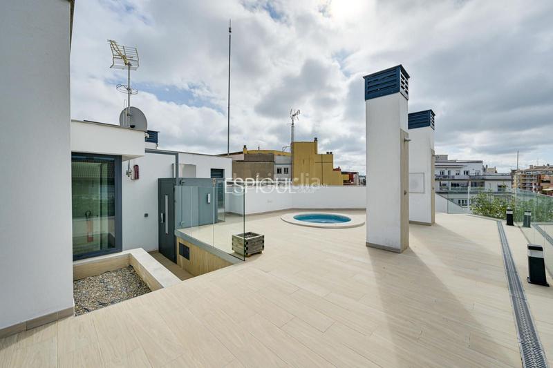 Foto d4c09a87-7bb0-497e-aa46-3c4e73ede7fa. Àtic a joan maragall 31 a Eixample Nord Girona