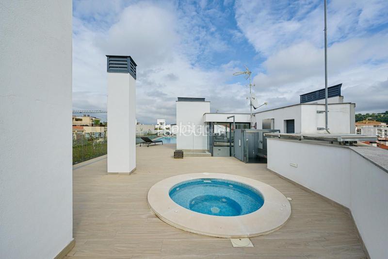 Foto e8b3aab6-cfed-49f1-bf9a-9f7bf21f5bc1. Àtic a joan maragall 31 a Eixample Nord Girona