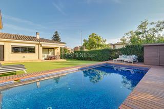 Maison à Sarrià de Ter. Exclusiva residencia con jardín, piscina y grandes espacios en s