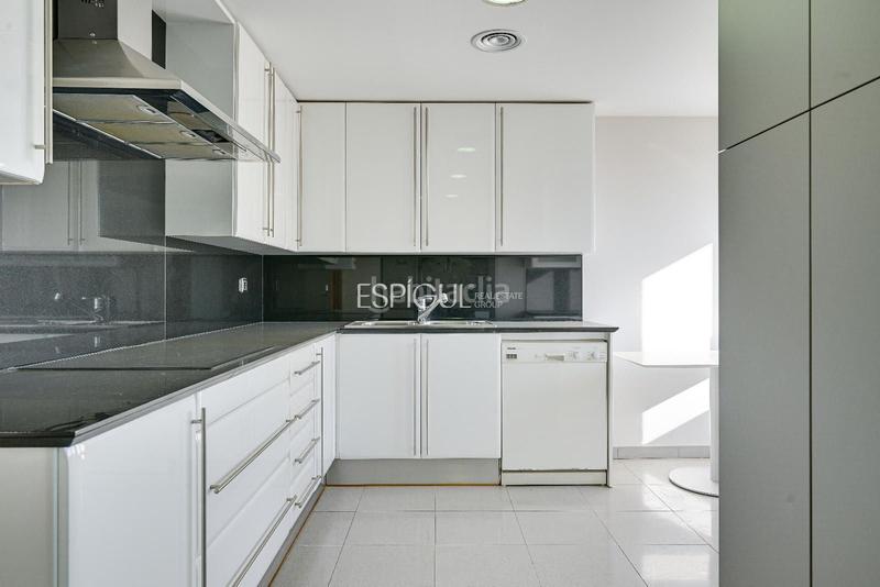 Foto 070bd89a-d92e-4679-b041-58d9f7fb8a05. Àtic amb calefacció aparcament piscina a Eixample Sud-Migdia Girona