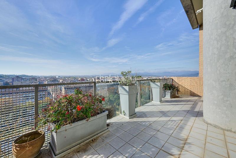 Foto 891d6591-c9da-41d9-bcad-f9dea21831d5. Àtic amb calefacció aparcament piscina a Eixample Sud-Migdia Girona