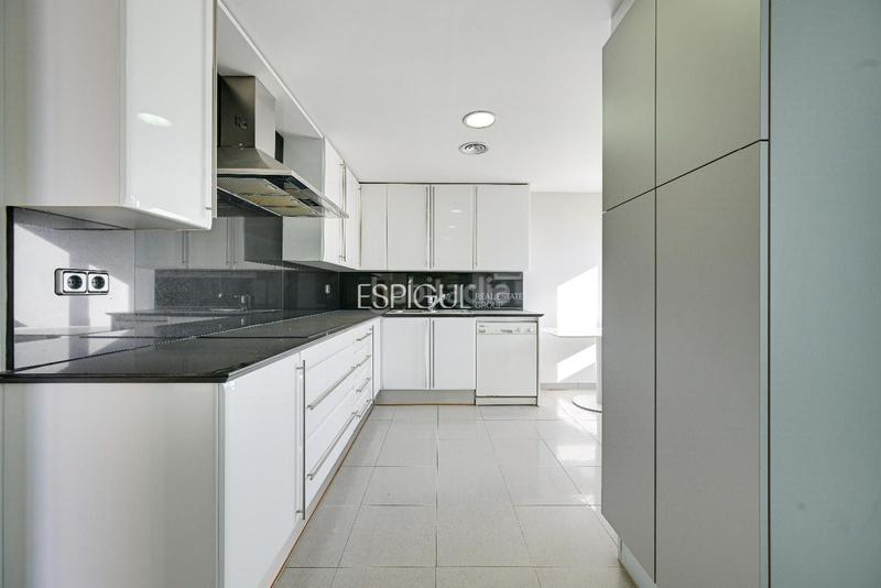 Foto ccd8795e-2932-4891-bc18-2db0758fd60f. Àtic amb calefacció aparcament piscina a Eixample Sud-Migdia Girona