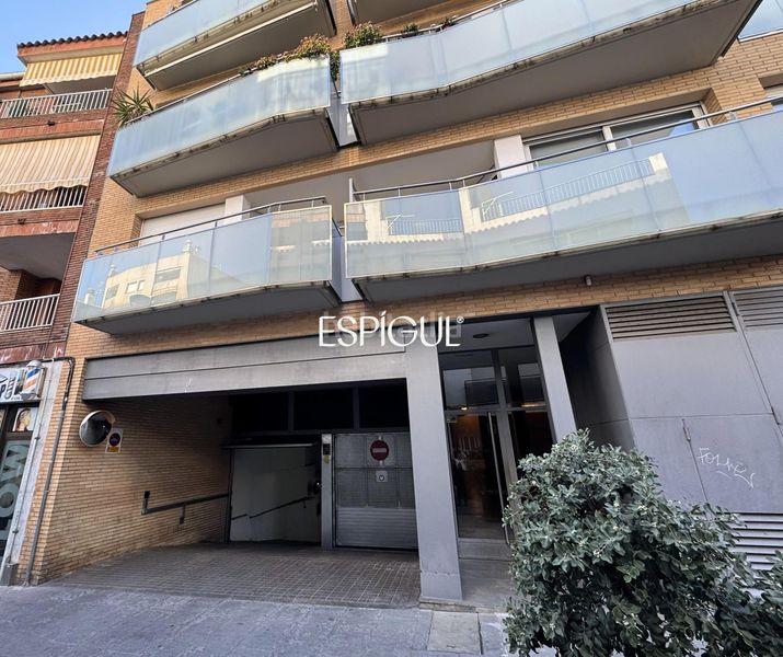 Foto e8a07fd8-20c5-4406-9193-5b703c61796f. Aparcament cotxe a Centre Blanes