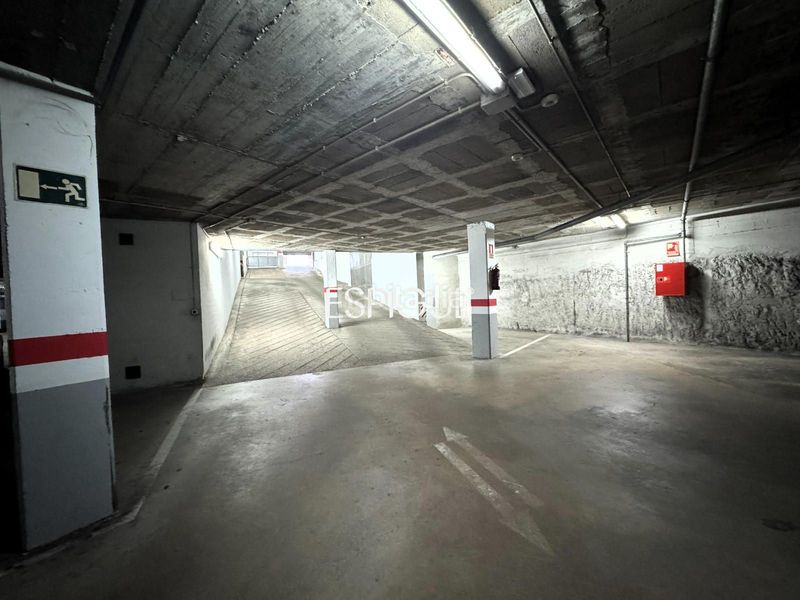 Foto ed7c3f7f-8876-482f-adcf-252f673842d5. Aparcament cotxe a Centre Blanes