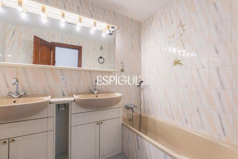 Foto 0ec0b6d2-ae9e-43e7-9074-d4a3887b6cb2. Casa amb calefacció aparcament piscina a Montilivi Girona
