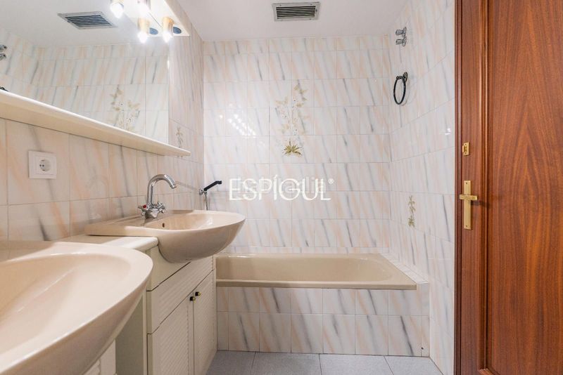 Foto 48601194-4e3d-45e3-a10f-8e787105e281. Casa amb calefacció aparcament piscina a Montilivi Girona