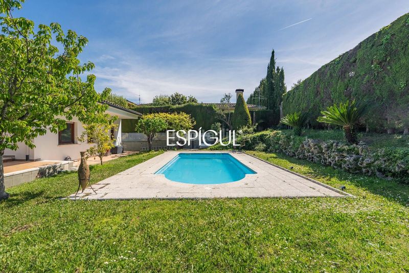 Foto 8da2e2b9-b992-4f91-ba29-f1c09309d689. Casa amb calefacció aparcament piscina a Montilivi Girona