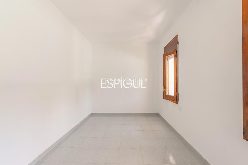 Foto b78746f1-8927-48b2-b7e6-2f8d39b6762f. Casa amb calefacció aparcament piscina a Montilivi Girona